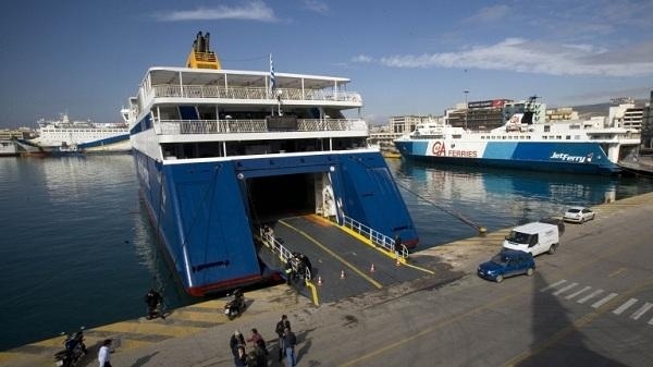 Хиляди не са допуснати до фериботи в Гърция заради липса на документи